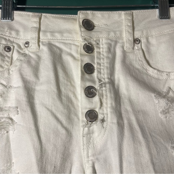 American Eagle White Distressed Women Shorts size 8 NWT - Picture 2 of 12